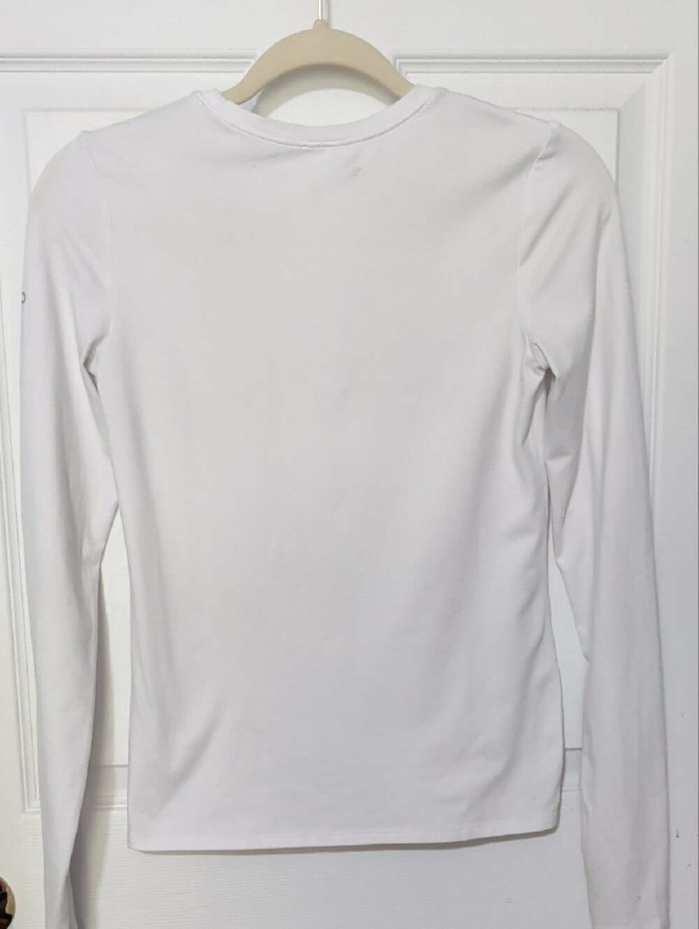 ALO Yoga White Long Sleeve Top with Grey Logo - Picture 3 of 4